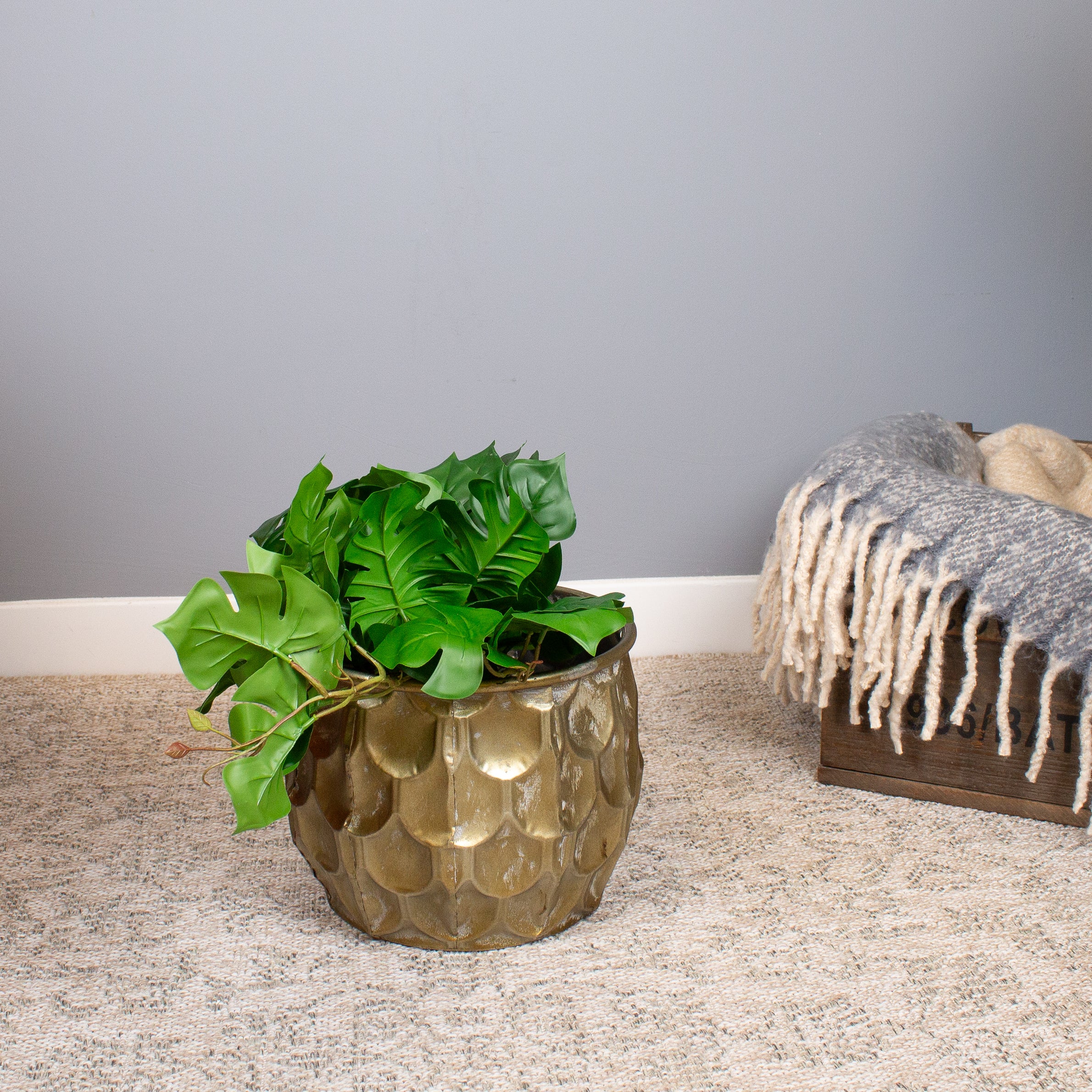 Gold Scalloped Planter 25cm