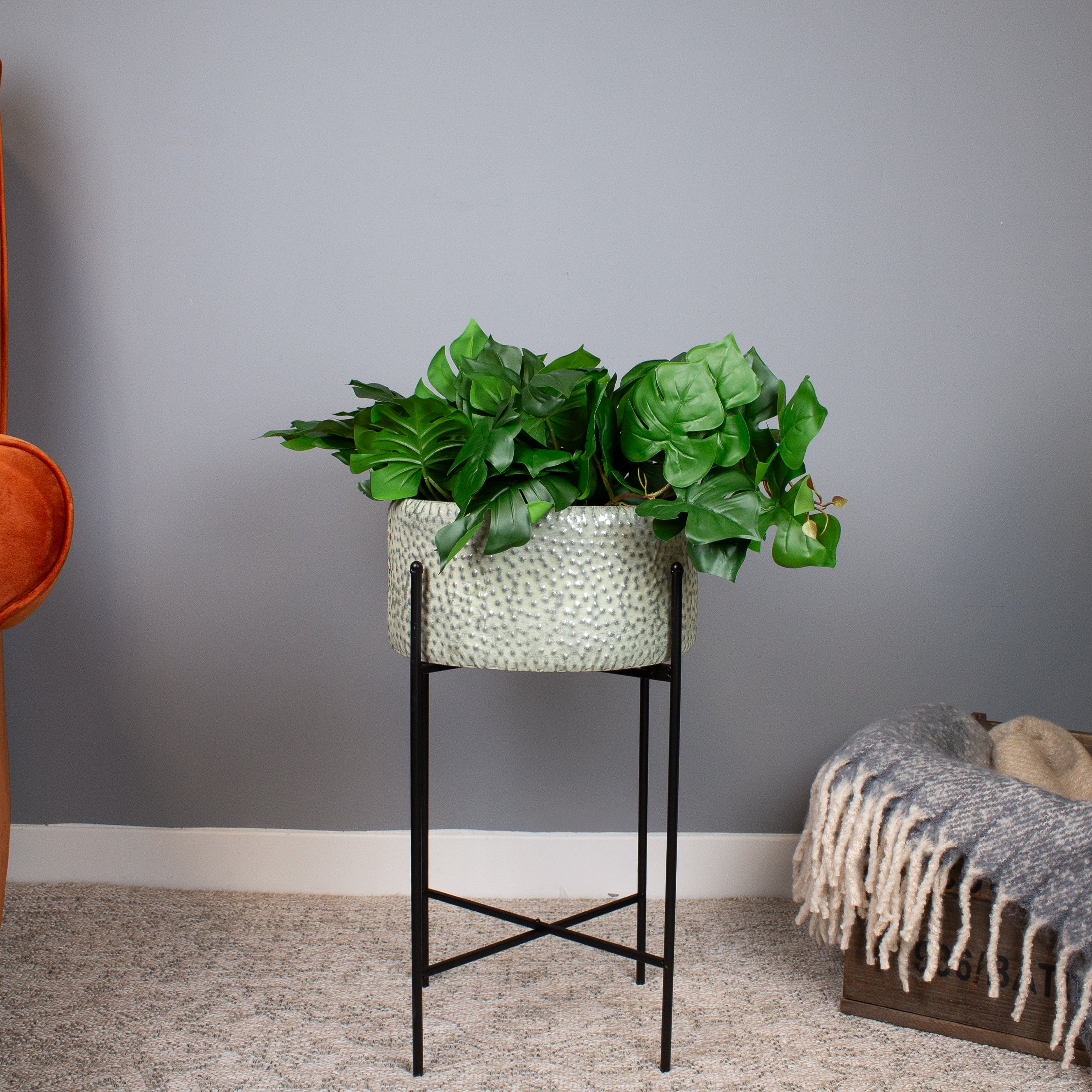 Charcoal Dimpled Planter on Stand 21 cm