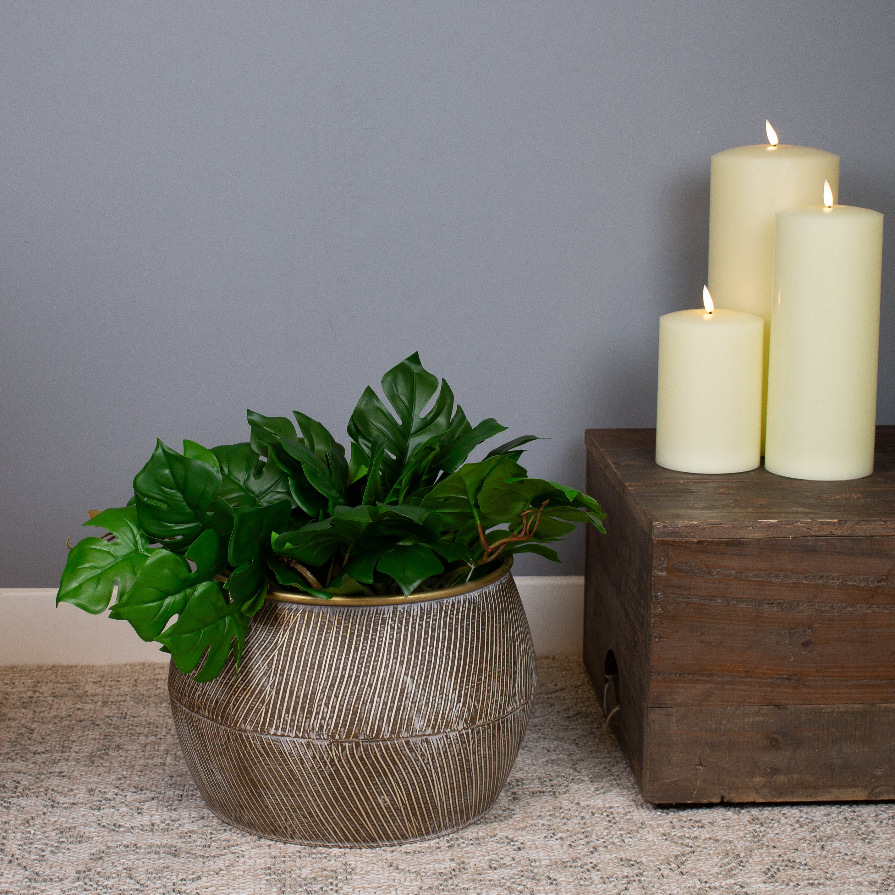 Gold Rippled Planter 34 cm